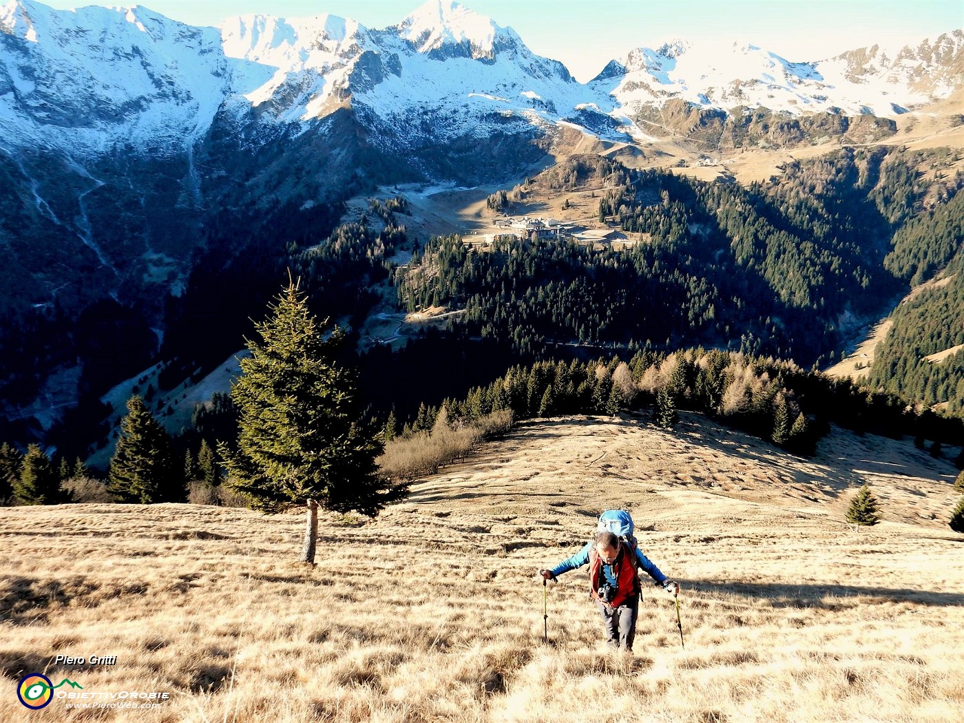 25 Per tracce e a vista saliamo i ripidi pascoli verso l'Arete .jpg